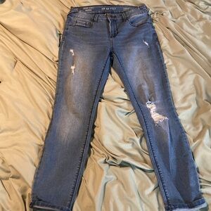 Skinny Jeans, mid rise, light washed; ripped